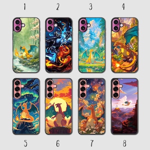 Może przedstawiać: Osiem prostokątnych etui na telefon z różnymi artystycznymi ilustracjami pomarańczowego smoczego stworzenia Charizard w różnych sceneriach, takich jak lasy, góry, zachody słońca i rozgwieżdżone niebo, każde z różową ramką na obiektyw aparatu.