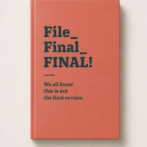 Könnte beinhalten: Ein terrakottafarbenes Notizbuch mit festem Einband und dunkelgrauem Text auf der Vorderseite: File_ Final_ FINAL! We all know this is not the final version. Das Notizbuch hat einen schlichten, einfarbigen Einband und einen vertikalen Buchrücken.