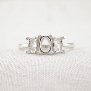 Anillo de plata de ley 925 maciza con 3 piedras, montura ovalada sin bisel, engaste de 4 puntas pre-ranurado para engaste de piedras preciosas facetadas, ideal para manualidades y bricolaje.