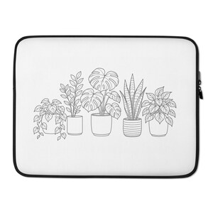 Op de afbeelding: Een witte laptophoes met een zwarte lijntekening van vijf kamerplanten in potten. Het ontwerp toont een hangplant, een hoge plant, een monstera, een sansevieria en een bossige plant, allemaal geplaatst in eenvoudige bloempotten.