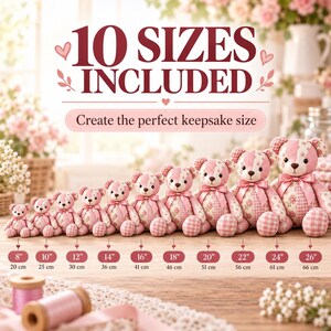 Puede incluir: Diez osos de peluche en fila, con alturas que van de 20 cm a 66 cm. Cada oso presenta un dise&ntilde;o de patchwork de tela floral rosa y cuadros vichy, con un lazo de cinta de sat&eacute;n en el cuello. El texto 10 SIZES INCLUDED aparece arriba.