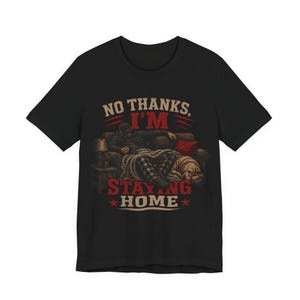 Nej tack, jag stannar hemma t-shirt | Soffpotatisillustration