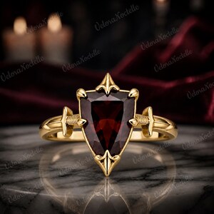 Anillo de oro de 14 quilates con escudo gótico y espada de rubí, anillo de compromiso de Halloween, anillo llamativo.