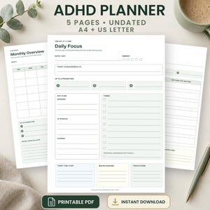 Puede incluir: Un conjunto de planificador TDAH imprimible con páginas blancas, texto y detalles en verde oscuro. El diseño incluye una hoja de enfoque diario con secciones para prioridades, tareas y planificación, junto con una vista general mensual en A4 y carta.