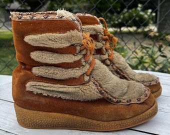 Vintage 70s Yodelers Winter Boots Womens 10 Suede Faux Fur Tan Gray Booties