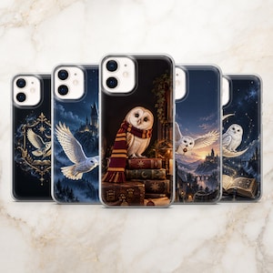Könnte beinhalten: Fünf Smartphone-Hüllen mit Fantasy-Illustrationen von weißen Eulen, Schlössern und offenen Büchern. Die Designs verwenden dunkelblaue und goldene Farbpaletten, wobei eine zentrale Hülle eine Eule mit einem gestreiften Schal zeigt.