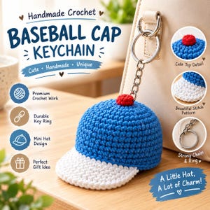 Virkad basebollkepsnyckelring, blå och vit mini-hattväska-berlock, handgjord virkad accessoar, söt present till hattälskare