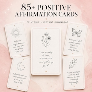 Peut inclure: Un ensemble de plus de 85 cartes d'affirmations positives avec des illustrations au trait noir représentant un soleil, des fleurs, un papillon, une lune et des feuilles. Chaque carte présente un texte inspirant dans une police mixte.