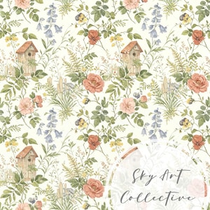 Op de afbeelding: Een behang met een herhalend patroon van houten vogelhuisjes, roze en rode rozen, blauwe klokjesbloemen, gele viooltjes en groene varens op een crèmekleurige achtergrond. De tekst Sky Art Collective staat in de rechterbenedenhoek.