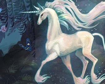 Puede incluir: Una ilustración digital que muestra un unicornio blanco con una larga melena fluida y un cuerno en espiral, caminando por un bosque oscuro con flores moradas. Un gran pájaro oscuro con las alas extendidas se posa en una rama de árbol arriba.