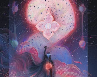 Puede incluir: Una ilustración digital que presenta una forma central en espiral rosa similar a un nautilo con un núcleo en forma de flor, rodeada de planetas y estrellas. Una figura encapuchada se encuentra debajo, alcanzando la luz con un orbe rojo.