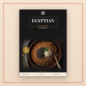 Può includere: Una copertina di libro di cucina nera intitolata EGYPTIAN COOKBOOK con il sottotitolo 20 EGYPTIAN RECIPES. Presenta una ciotola di riso e lenticchie guarnita con erbe, un cucchiaio dorato e un badge circolare dorato ANCIENT SPICE COMFORT.