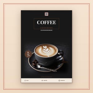 Op de afbeelding: Een zwart kookboek met de titel COFFEE COOKBOOK en de tekst 20 COFFEE RECIPES. De kaft toont een donkergrijze kop latte met bladvormig melkschuim op een bijpassende schotel, een zilveren lepel en koffiebonen. Een bruine cirkel zegt BREW SIP SAVOR.