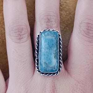 Pierścionek z naturalnym niebieskim apatytem w kształcie prostokąta, biżuteria w stylu boho