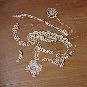 Antike Schiffchenspitze - Lot von 11 Vintage Handgemachte Schiffchenspitze - Handwerk Puppen Kostüme - Creme beige Schiffchenspitze