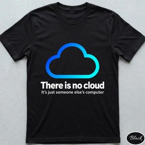 Pode incluir: Uma t-shirt preta de manga curta com um ícone de nuvem em gradiente azul centrado no peito. Abaixo do ícone, o texto branco diz: There is no cloud. It's just someone else's computer. A t-shirt tem gola redonda e um corte padrão.