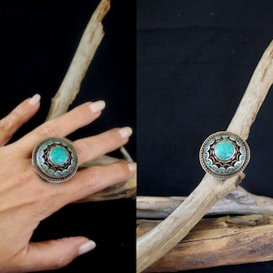 Tibetan uitstekende stammenring. Zilver, turquoise en koraal. Maat 8.25