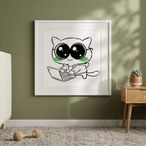 Puede incluir: Una lámina de arte cuadrada enmarcada en blanco que presenta un dibujo lineal en blanco y negro de un gato de dibujos animados con ojos grandes, vistiendo una sudadera con capucha y escribiendo en un portátil. El gato tiene mejillas verdes.