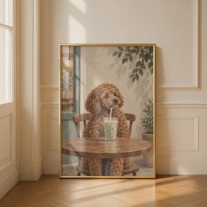 Pode incluir: Uma impressão de arte emoldurada apresentando um cão castanho de pelo encaracolado sentado a uma mesa redonda de madeira. O cão está posicionado atrás de um copo transparente cheio de uma bebida verde-clara e uma palhinha. O fundo mostra uma parede.
