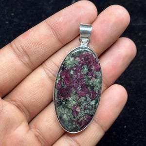Colgante de rubí zoisita natural, colgante de plata de ley 925, joyería de piedra preciosa ovalada hecha a mano, collar llamativo estilo boho, regalo único para ella,