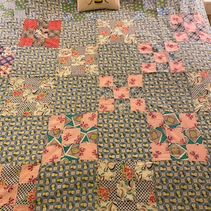 Vintage 1930-tals Feedsack Quilt Top – Nio Patchwork – Bomull från Depressionstiden – Handgjorda block – Katttryck – 81 x 68