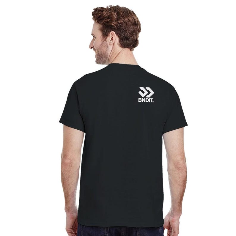 T-shirt streetwear épais, style urbain, unisexe en coton, ambiance grunge Y2K, logo minimaliste, cadeau tendance | BNDIT image 7