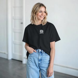 T-shirt streetwear épais, style urbain, unisexe en coton, ambiance grunge Y2K, logo minimaliste, cadeau tendance | BNDIT image 2