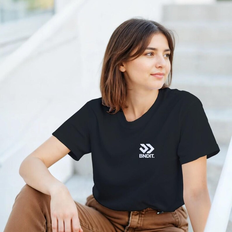 T-shirt streetwear épais, style urbain, unisexe en coton, ambiance grunge Y2K, logo minimaliste, cadeau tendance | BNDIT image 5
