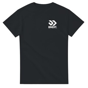 T-shirt streetwear épais, style urbain, unisexe en coton, ambiance grunge Y2K, logo minimaliste, cadeau tendance | BNDIT image 4