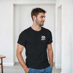 T-shirt streetwear épais, style urbain, unisexe en coton, ambiance grunge Y2K, logo minimaliste, cadeau tendance | BNDIT image 3