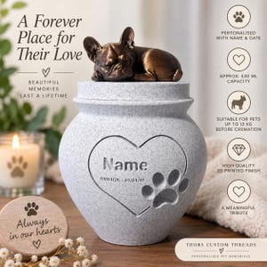 Può includere: Un'urna per animali domestici grigio chiaro maculato con un'incisione a forma di cuore contenente il testo Name e 01/01/26 - 01/01/45, un'impronta di zampa e una statuetta di Bulldog Francese color bronzo sul coperchio. Capacità 530 ml.