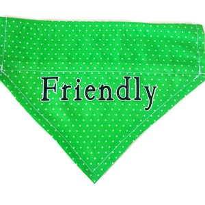 Handgemachtes Hunde-Bandana. Grünes Warnbandana, grüner Polka Dot Stoff mit der Aufschrift "Friendly". Kann personalisiert werden