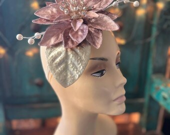 Cocktailuur bloemen spray bloemen tovenaar haar kostuum hoed accessoires