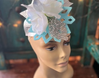 Zeeschuim en kant Cocktail Hour bloemenspray tovenaar haar kostuum hoedaccessoires