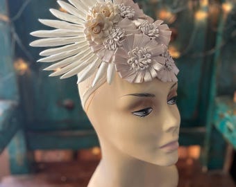 Ivoor satijn cocktailuur bloemen bruid bruiloft tovenaar haar kostuum hoed accessoires
