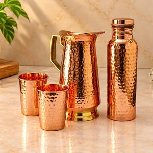 Ayurvedisk presentset i ren koppar, hamrad kanna, flaska och glas (100 % koppar)