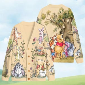 Può includere: Un cardigan beige con scollo a V caratterizzato da una stampa ripetuta dei personaggi di Winnie the Pooh, tra cui Tigro, Pimpi, Ih-Oh e Tappo tra fiori e alberi. Il davanti presenta una chiusura a bottoni e un disegno di un vasetto di miele.
