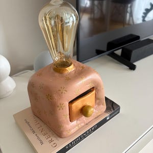 Handgjord asymmetrisk bordslampa med liten låda och strömbrytare | Unik skulptural sänglampa