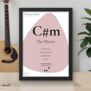 Op de afbeelding: Een ingelijste verticale poster met de tekst Find your chord, C#m, The Mystic en de woorden INTUITIVE, MYSTERIOUS, OBSERVANT, WISE. Het ontwerp bevat een grote oudroze organische vorm en een zwart diagram van een gitaarakkoord.