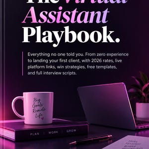 以下が含まれることがあります： マリアンヌ・アギナルド著『The Virtual Assistant Playbook』のブックカバー。Big Goals Remote Lifeと書かれた白いマグカップ、ノートパソコン、ペン、More Freedom Bigger Possibilitiesと書かれたノートが紫色の照明の中に配置されている。