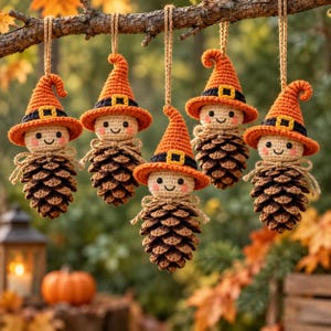 Peut inclure: Cinq décorations suspendues représentant des personnages crochetés avec des visages souriants et des chapeaux pointus orange à bandes noires et boucles jaunes. Chaque corps est une pomme de pin brune suspendue par une ficelle en jute.