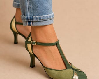 Grüne Wildleder-Pumps mit T-Riemen, Retro-Blockabsatz und Metallic-Akzenten