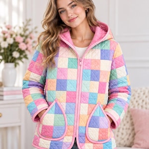 Könnte beinhalten: Eine gesteppte Reißverschlussjacke mit einem mehrfarbigen Karomuster in Pastelltönen wie Rosa, Blau, Gelb und Grün. Die Jacke verfügt über eine Kapuze, lange Ärmel und zwei große, tropfenförmige aufgesetzte Taschen mit rosafarbenem Saum.