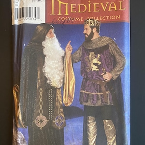 Op de afbeelding: Simplicity 9753 Medieval Costume Collection naaipatroon envelop. De voorkant toont twee kostuums: een zwarte gewaad met capuchon en gouden rand en een paarse tuniek met een gouden leeuwembleem, een gouden kroon en gouden laarzen.