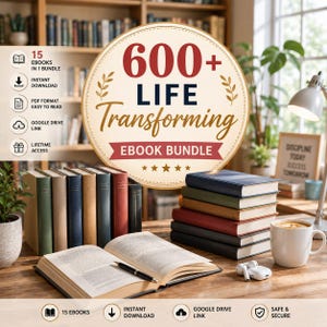 Puede incluir: Un gráfico de producto digital con una insignia circular con el texto 600+ LIFE Transforming EBOOK BUNDLE, mostrado sobre un escritorio de madera con una pila de seis libros de tapa dura, un libro abierto con un bolígrafo, una taza y auriculares.