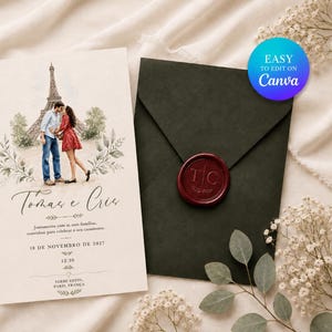 Puede incluir: Una tarjeta de invitación de boda con una ilustración en acuarela de una pareja frente a la Torre Eiffel, con el texto "Tomas e Cris" y detalles del evento, junto a un sobre verde oscuro sellado con lacre rojo con las iniciales TC.