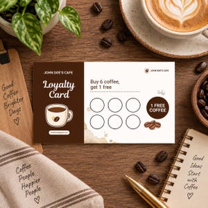 Puede incluir: Una tarjeta de fidelidad rectangular para John Doe's Cafe con una sección marrón oscuro con una ilustración de una taza de café y una sección blanca con seis círculos vacíos para sellos, el texto Buy 6 coffee, get 1 free y un círculo 1 FREE COFFEE.