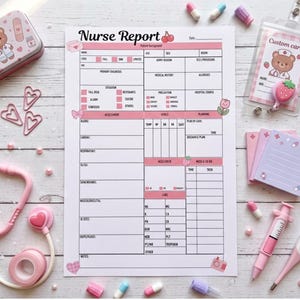 Może przedstawiać: Arkusz oceny pacjenta Nurse Report z różowymi akcentami, otoczony artykułami medycznymi, w tym stetoskopem, pudełkiem w kształcie pigułki, etui na identyfikator, długopisem w kształcie strzykawki, termometrem cyfrowym, karteczkami samoprzylepnymi i gumkami.