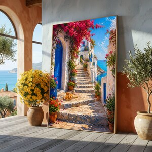 Vicolo costiero mediterraneo, porta blu su tela, vasi di fiori su gradini di pietra, mare - Grande quadro su tela da parete, pezzo di grande impatto