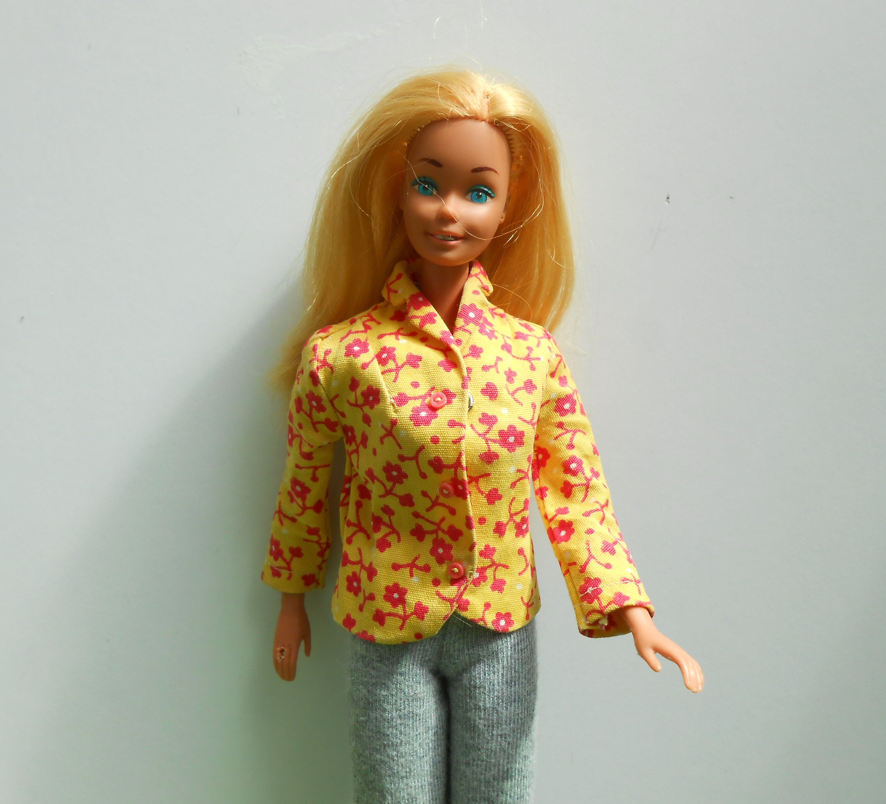 MATTEL Coffret 2 tenues Barbie : Pantalon fleur + top jaune et robe vichy  rouge